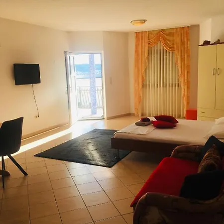 Studio Trogir Laura
