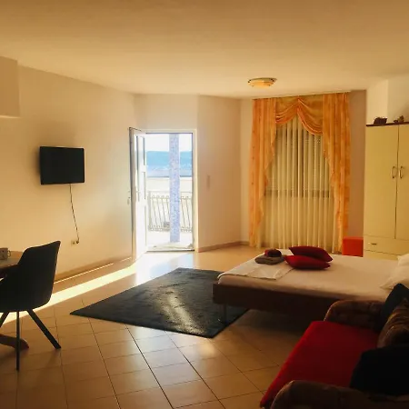 Studio Trogir Laura *